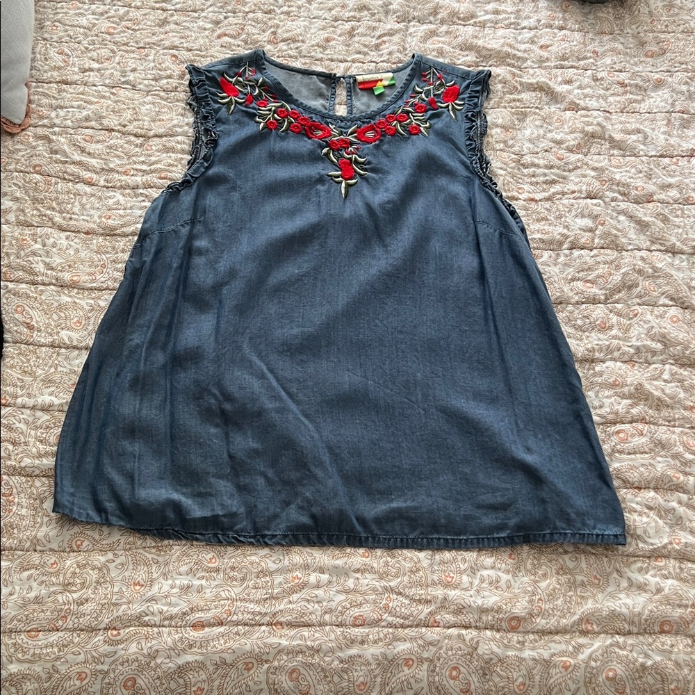 Beautiful embroidered sleeveless top 🌺🌹🌷🪷